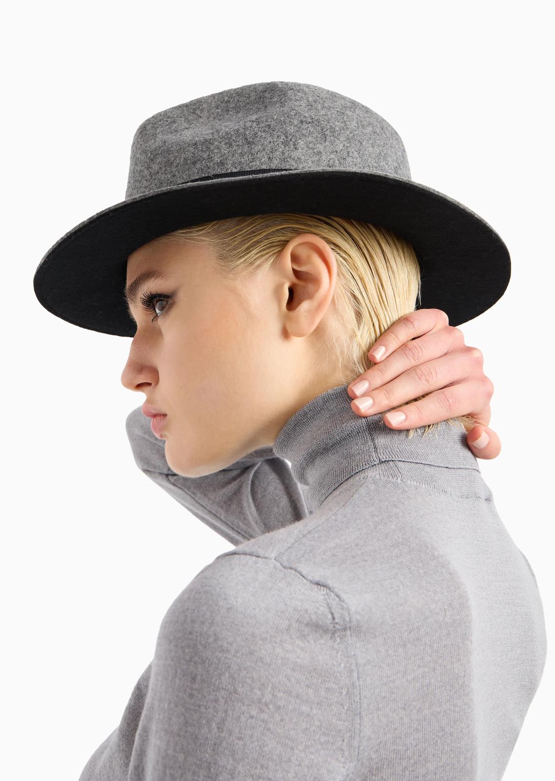 Foto di CAPPELLO Donna EMPORIO ARMANI 6370473F505 - Categoria: Accessori abbigliamento | Brand: EMPORIO ARMANI