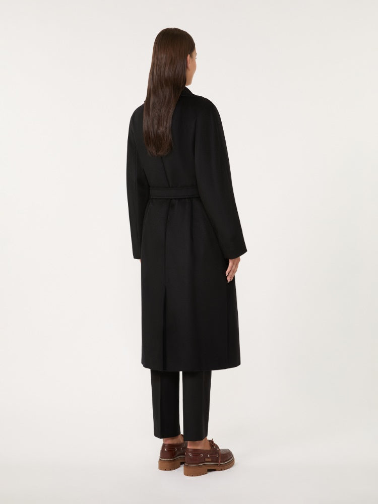 CAPPOTTO
Tessuto 100% Lana vergine Ovis aries aries
Fodera 50% Acetato, 50% Viscosa DONNA WEEKEND MaxMara RESINA013