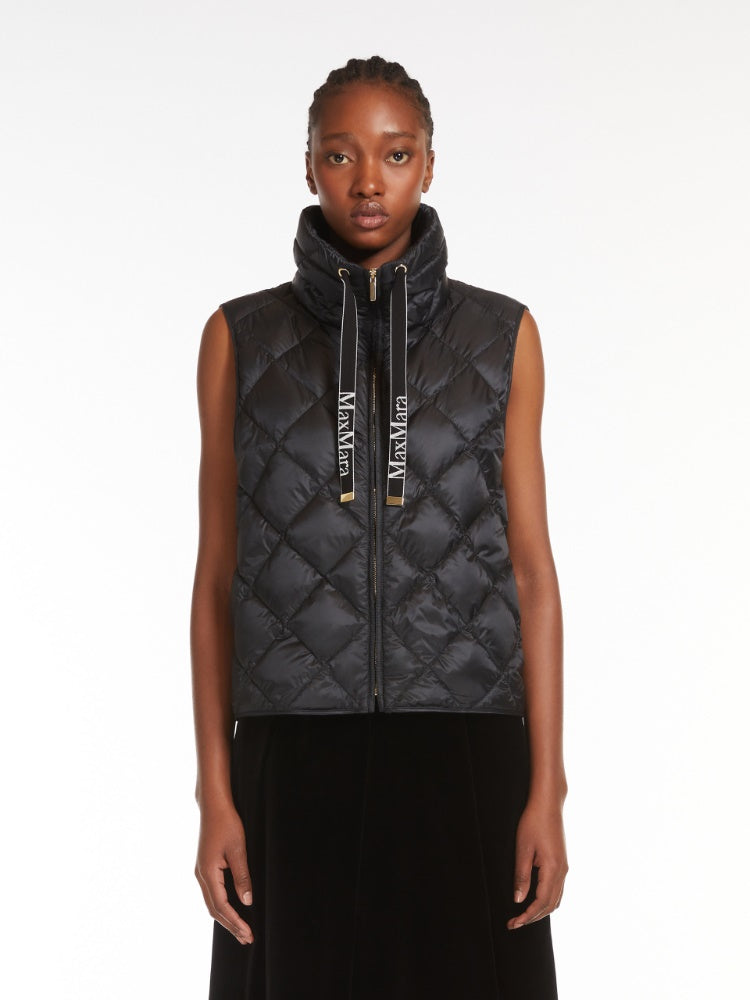 GILET IMBOTTITO
Tessuto 100% Poliammide
Fodera 100% Poliammide
- Decorazioni escluse
Con Imbottitura piumino vergine oca Anser anser
Busta di custodia 100% Poliammide DONNA MAXMARA THE CUBE TREGIC002