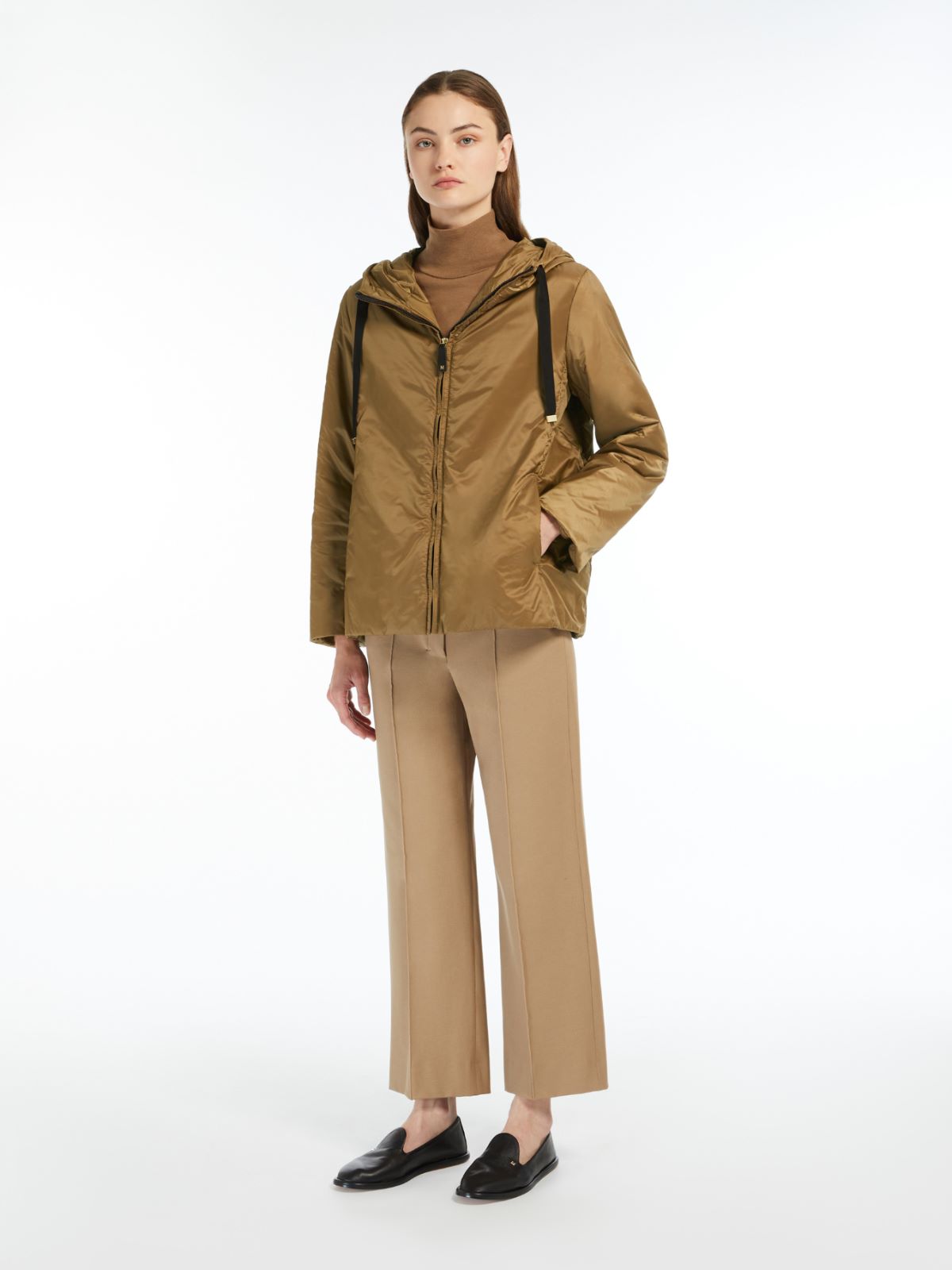 IMBOTTITO CORTO
Tessuto 100% Poliestere
Fodera 100% Poliestere
Con imbottitura in 48% Poliestere, 48% Cammello Camelus dromedarius Mongolia, 04% Seta
Busta di custodia 100% Poliestere DONNA MAXMARA THE CUBE CAMELIA058
