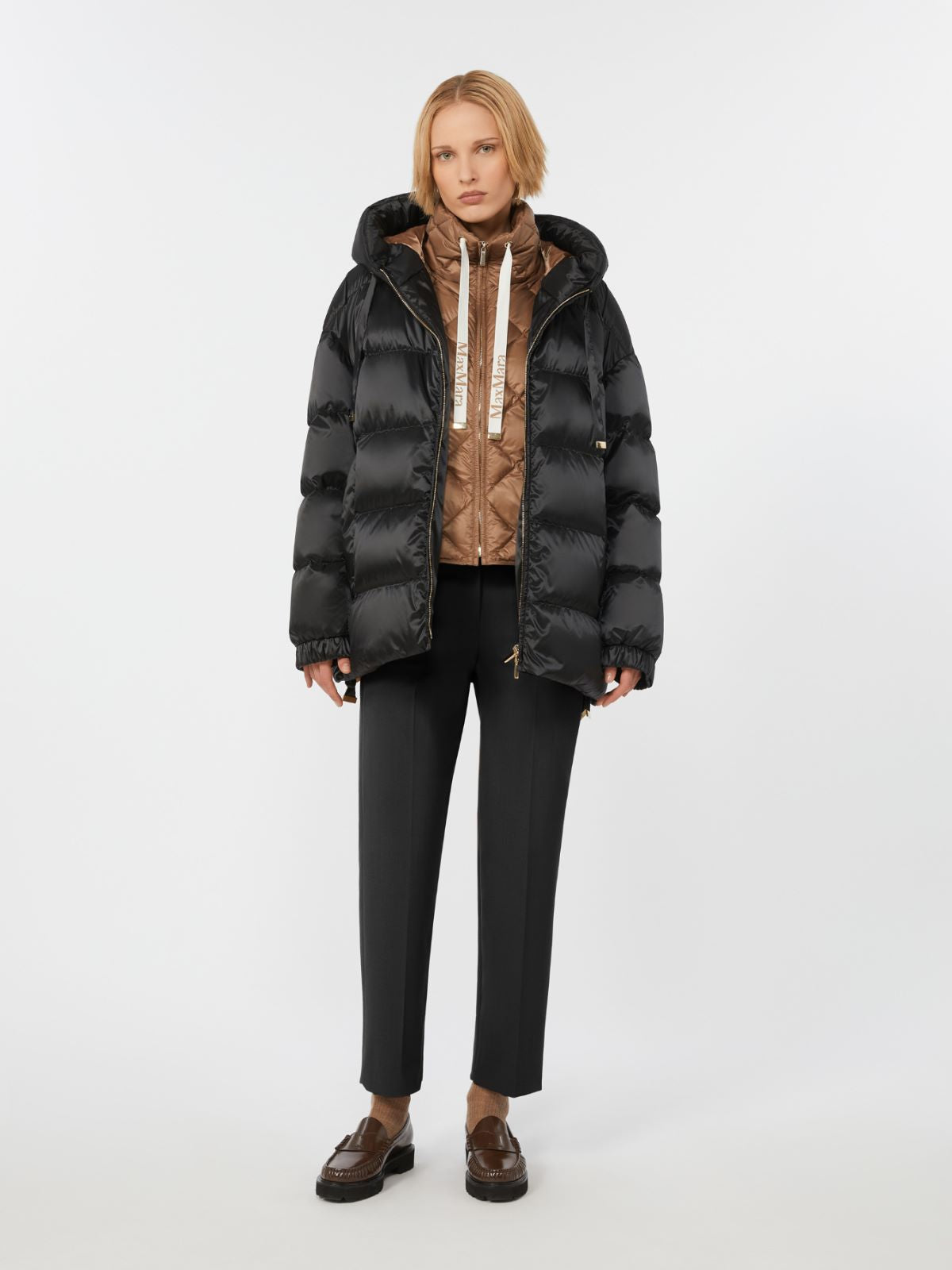 GILET IMBOTTITO
Tessuto 100% Poliammide
Fodera 100% Poliammide
- Decorazioni escluse
Con Imbottitura piumino vergine oca Anser anser
Busta di custodia 100% Poliammide DONNA MAXMARA THE CUBE TREGIC085