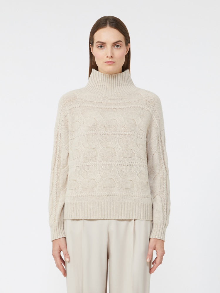 MAGLIA
Filato in maglia 80% Lana Ovis aries aries, 20% Cashmere Capra hircus hircus Cina DONNA MAXMARA STUDIO VODKA002