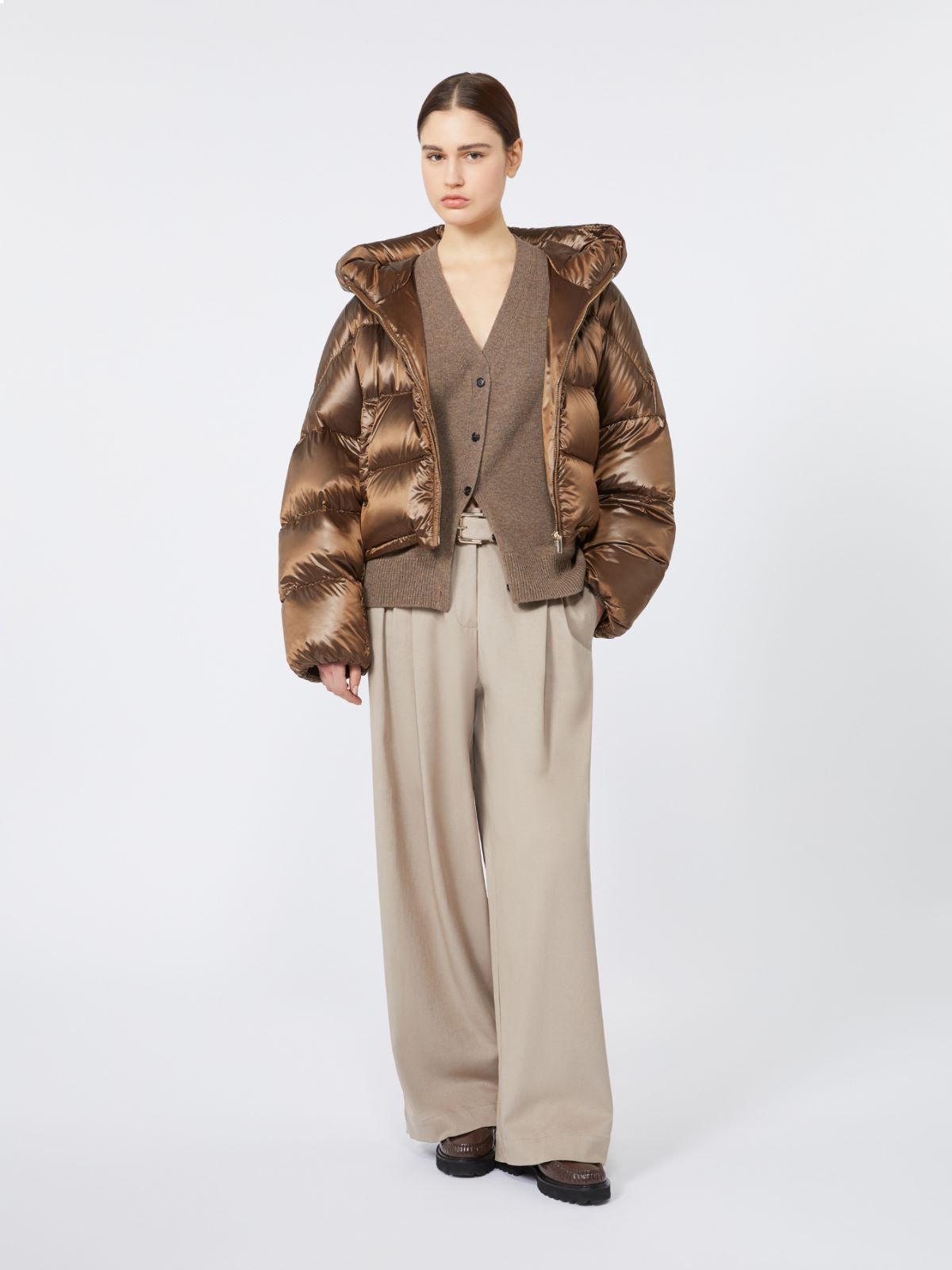 STOLA
Tessuto 100% Poliammide
Fodera 100% Poliammide
Con Imbottitura piumino vergine oca Anser anser
Busta di custodia 100% Poliammide DONNA MAXMARA THE CUBE SPACECI016