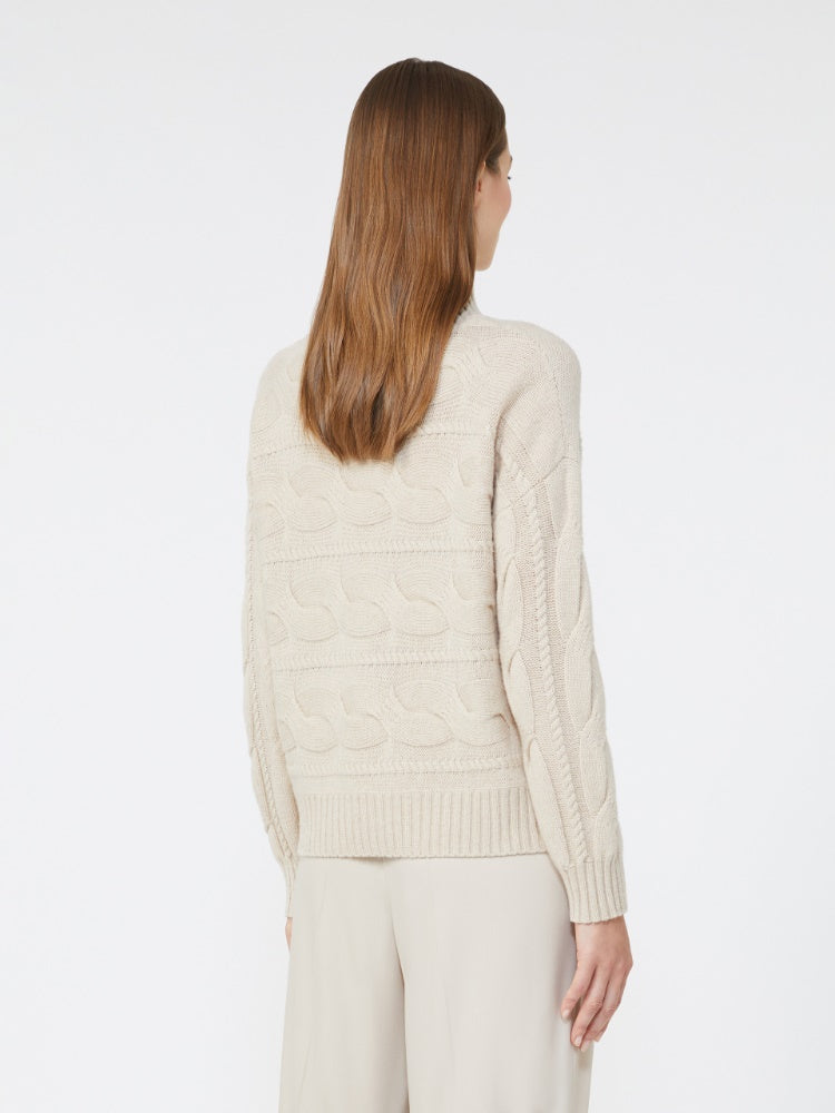 MAGLIA
Filato in maglia 80% Lana Ovis aries aries, 20% Cashmere Capra hircus hircus Cina DONNA MAXMARA STUDIO VODKA002