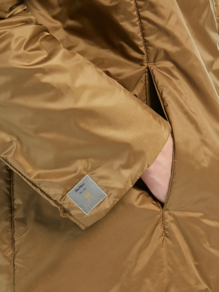 IMBOTTITO CORTO
Tessuto 100% Poliestere
Fodera 100% Poliestere
Con imbottitura in 48% Poliestere, 48% Cammello Camelus dromedarius Mongolia, 04% Seta
Busta di custodia 100% Poliestere DONNA MAXMARA THE CUBE CAMELIA058