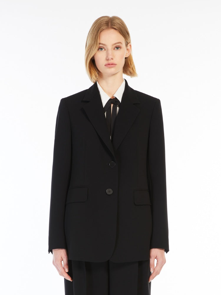 GIACCA
Tessuto 71% Triacetato, 29% Poliestere
Fodera 70% Acetato, 30% Poliestere DONNA MAXMARA STUDIO LINZ001