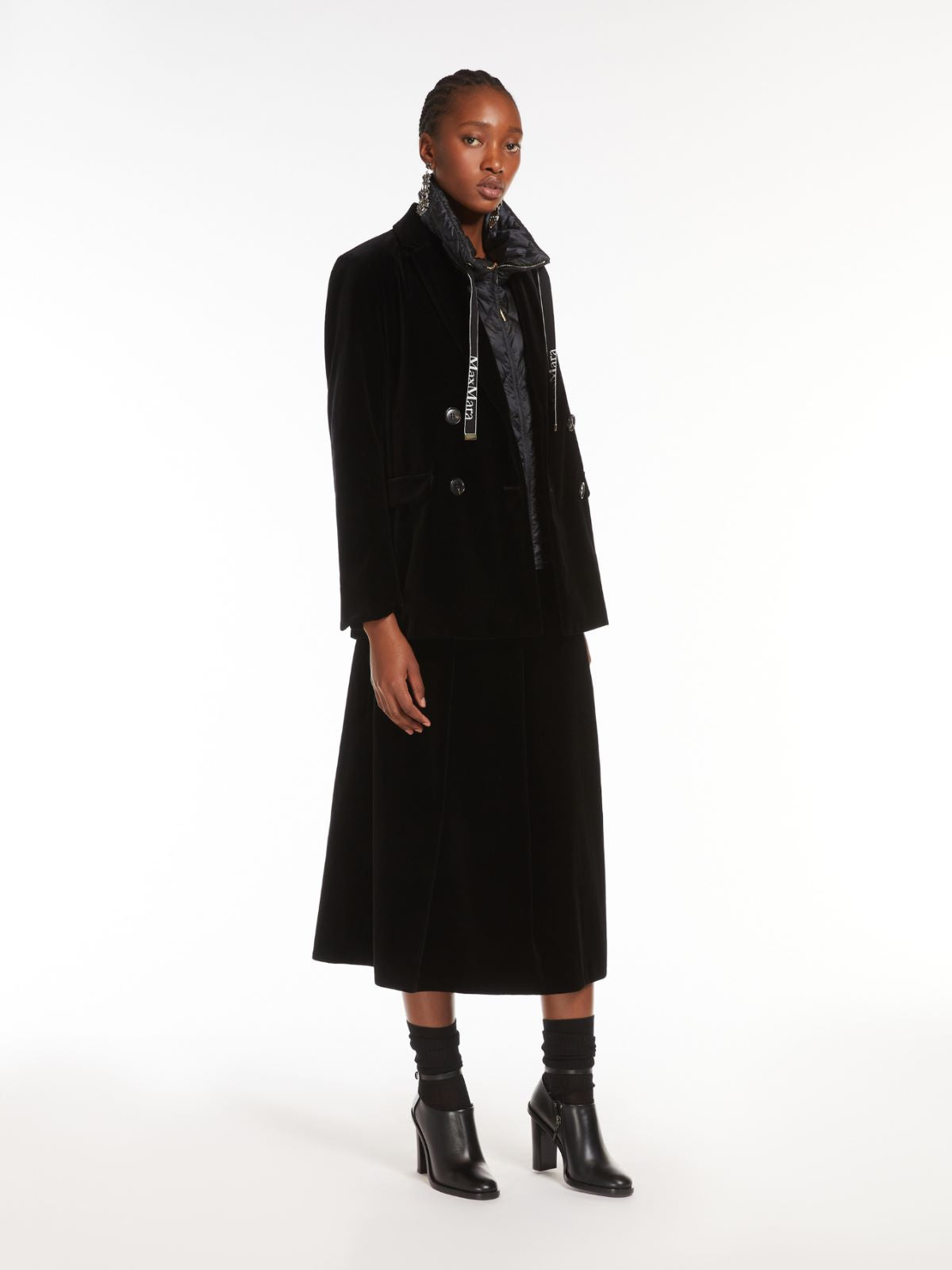 GILET IMBOTTITO
Tessuto 100% Poliammide
Fodera 100% Poliammide
- Decorazioni escluse
Con Imbottitura piumino vergine oca Anser anser
Busta di custodia 100% Poliammide DONNA MAXMARA THE CUBE TREGIC002