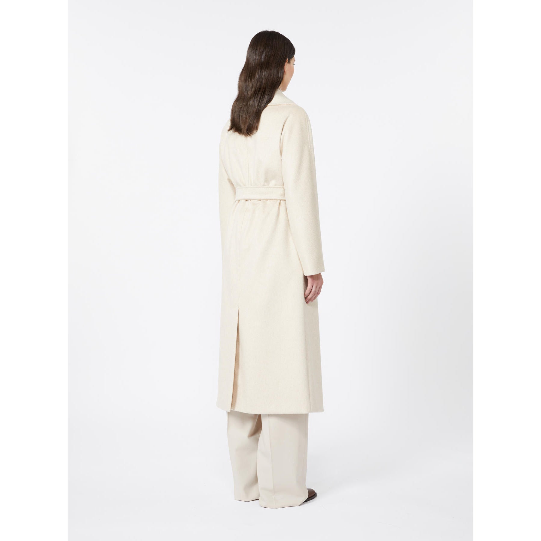 CAPPOTTO
Tessuto 40% Cashmere Capra hircus hircus Cina, 30% Alpaca Vicugna pacos Peru', 30% Lana vergine Ovis aries aries
Fodera 100% Viscosa DONNA MAXMARA STUDIO SPIGA028