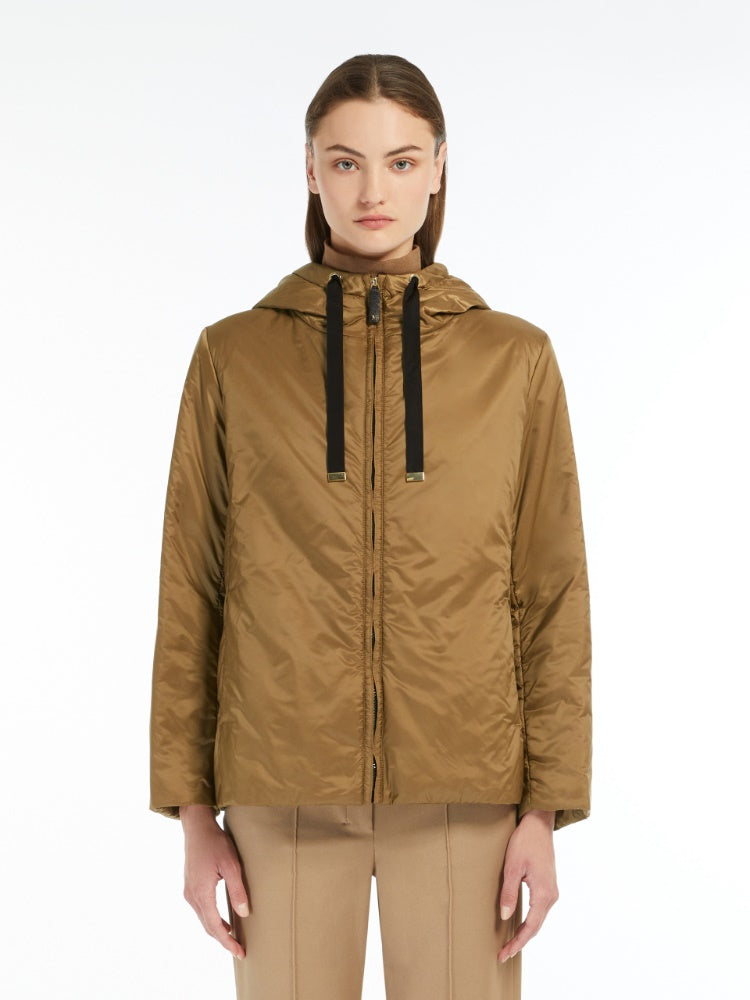 IMBOTTITO CORTO
Tessuto 100% Poliestere
Fodera 100% Poliestere
Con imbottitura in 48% Poliestere, 48% Cammello Camelus dromedarius Mongolia, 04% Seta
Busta di custodia 100% Poliestere DONNA MAXMARA THE CUBE CAMELIA058