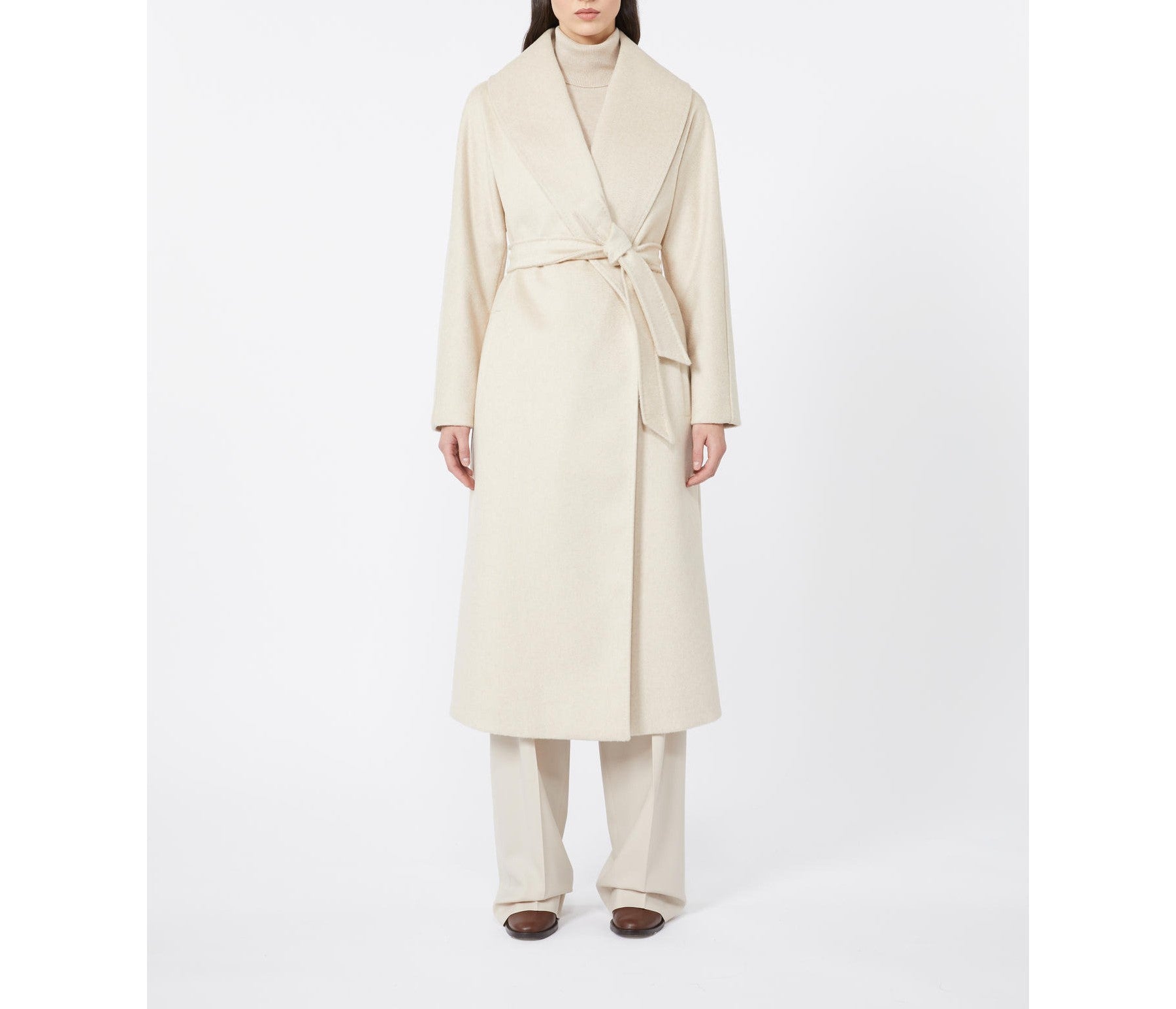 CAPPOTTO
Tessuto 40% Cashmere Capra hircus hircus Cina, 30% Alpaca Vicugna pacos Peru', 30% Lana vergine Ovis aries aries
Fodera 100% Viscosa DONNA MAXMARA STUDIO SPIGA028