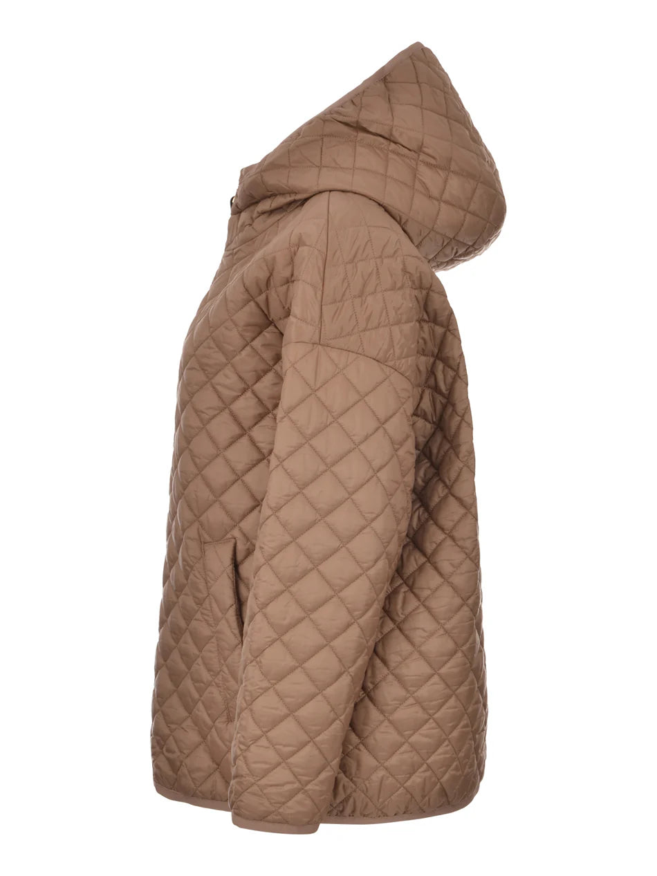 IMBOTTITO CORTO
Tessuto 100% Poliestere
Con imbottitura in 48% Cammello Camelus dromedarius Mongolia, 48% Poliestere, 04% Seta
Tessuto interno 100% Poliestere
- Decorazioni escluse DONNA MAXMARA THE CUBE LEO023