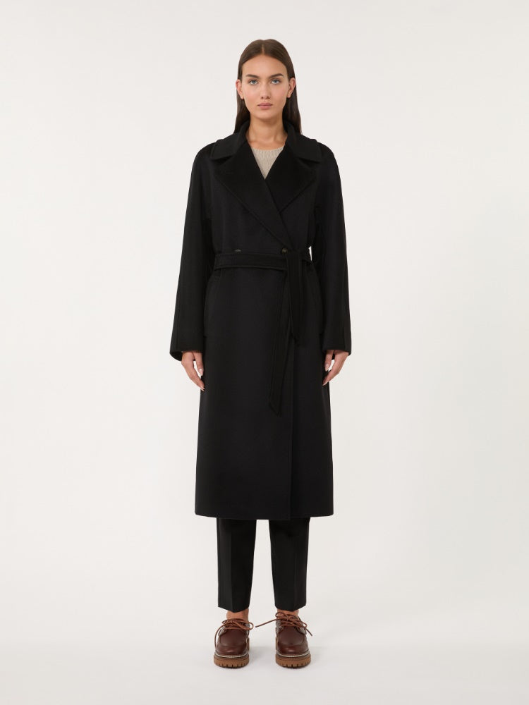CAPPOTTO
Tessuto 100% Lana vergine Ovis aries aries
Fodera 50% Acetato, 50% Viscosa DONNA WEEKEND MaxMara RESINA013