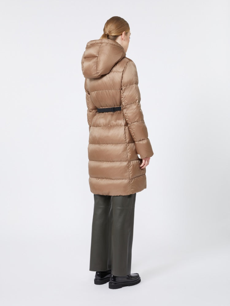 IMBOTTITO LUNGO
Tessuto 100% Poliestere
Fodera 100% Poliestere
Con Imbottitura piumino vergine oca Anser anser
Con cintura in 80% Poliestere, 20% Gomma , pelle di Bovino Bos taurus DONNA MAXMARA THE CUBE SEIPAR072