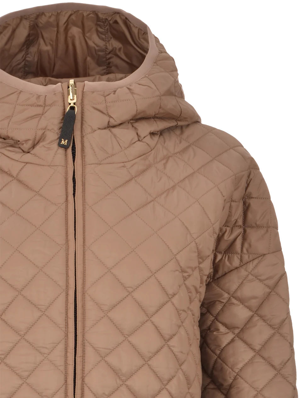 IMBOTTITO CORTO
Tessuto 100% Poliestere
Con imbottitura in 48% Cammello Camelus dromedarius Mongolia, 48% Poliestere, 04% Seta
Tessuto interno 100% Poliestere
- Decorazioni escluse DONNA MAXMARA THE CUBE LEO023