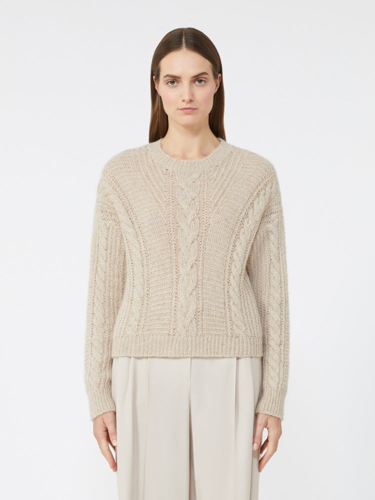 MAGLIA
Filato in maglia 55% Poliammide, 39% Alpaca Vicugna pacos Peru', 06% Fibra metallizzata DONNA MAXMARA STUDIO CRASSO001