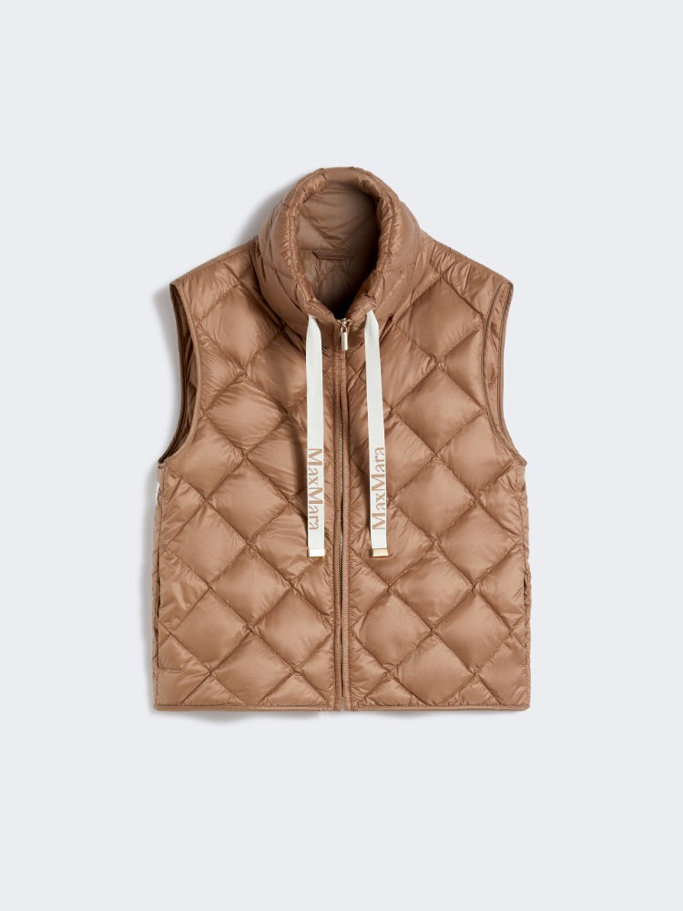 GILET IMBOTTITO
Tessuto 100% Poliammide
Fodera 100% Poliammide
- Decorazioni escluse
Con Imbottitura piumino vergine oca Anser anser
Busta di custodia 100% Poliammide DONNA MAXMARA THE CUBE TREGIC085