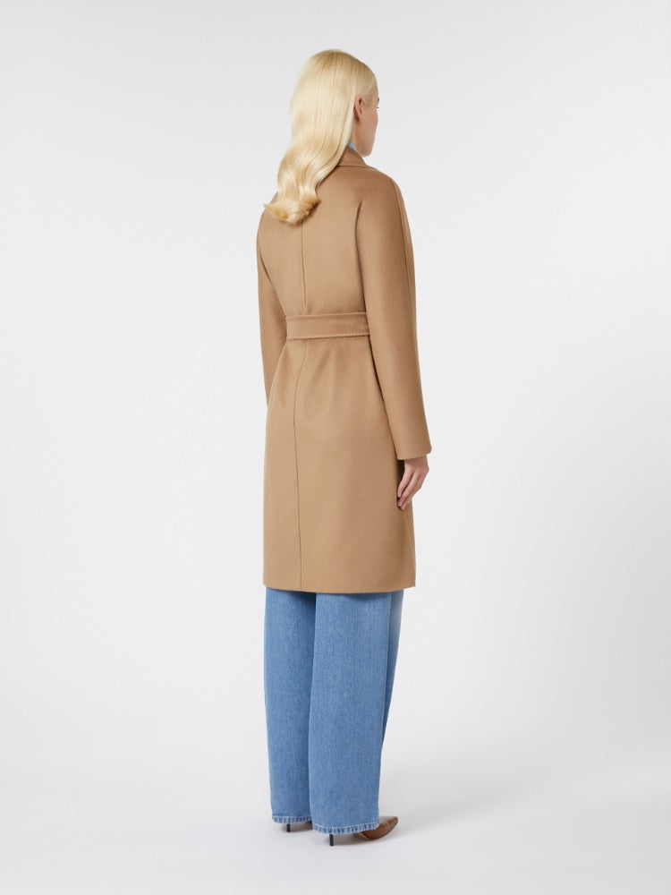 Foto di CAPPOTTO
Tessuto 100% Lana vergine Ovis aries aries
Fodera 100% Viscosa DONNA MAXMARA STUDIO DRAVENNA006 - Categoria:  | Brand: MAXMARA STUDIO