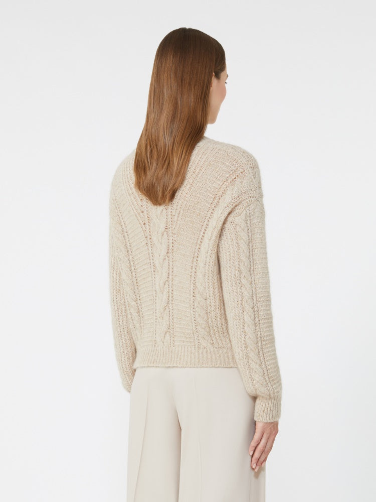 MAGLIA
Filato in maglia 55% Poliammide, 39% Alpaca Vicugna pacos Peru', 06% Fibra metallizzata DONNA MAXMARA STUDIO CRASSO001