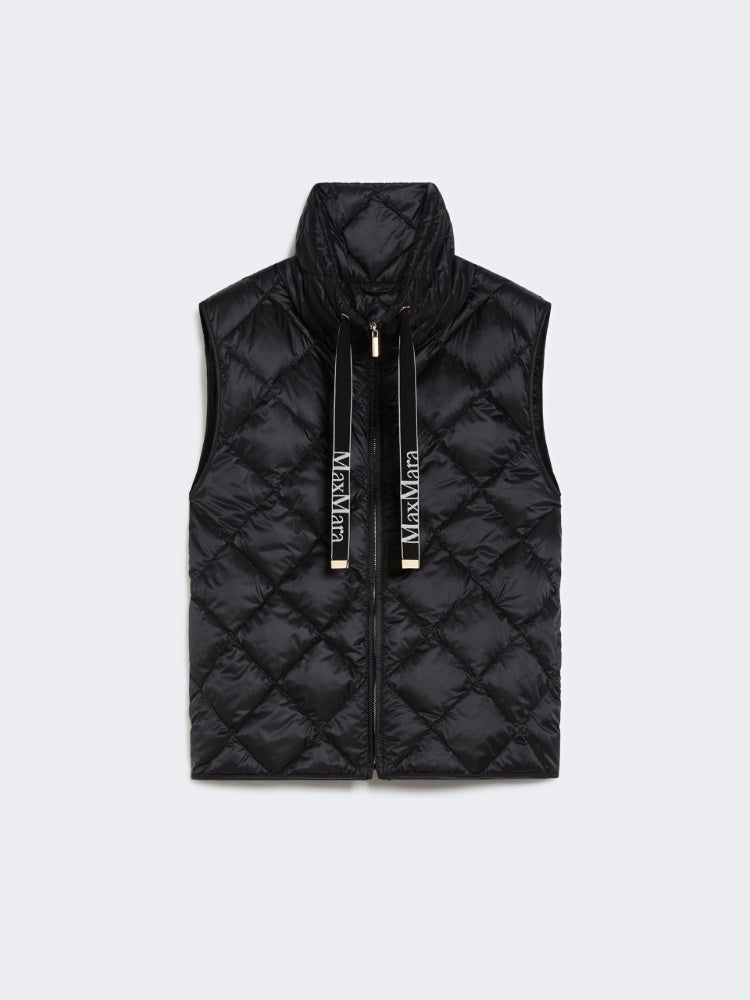 GILET IMBOTTITO
Tessuto 100% Poliammide
Fodera 100% Poliammide
- Decorazioni escluse
Con Imbottitura piumino vergine oca Anser anser
Busta di custodia 100% Poliammide DONNA MAXMARA THE CUBE TREGIC002