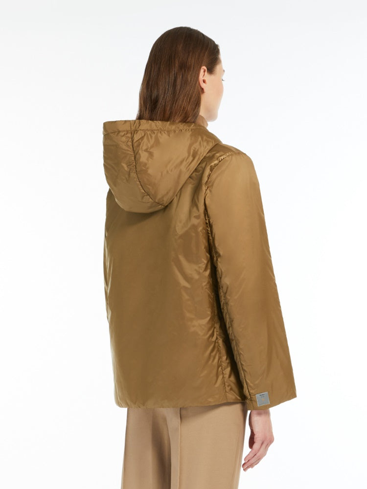 IMBOTTITO CORTO
Tessuto 100% Poliestere
Fodera 100% Poliestere
Con imbottitura in 48% Poliestere, 48% Cammello Camelus dromedarius  Mongolia, 04% Seta
Busta di custodia 100% Poliestere DONNA MAXMARA THE CUBE CAMELIA058