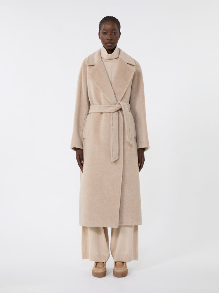 CAPPOTTO
Tessuto 48% Lana Ovis aries aries, 22% Alpaca Vicugna pacos Peru', 15% Poliammide, 15% Mohair Capra hircus Sud Africa
Fodera 50% Acetato, 50% Viscosa DONNA WEEKEND MaxMara TEMPERA004