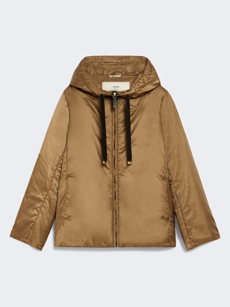 IMBOTTITO CORTO
Tessuto 100% Poliestere
Fodera 100% Poliestere
Con imbottitura in 48% Poliestere, 48% Cammello Camelus dromedarius  Mongolia, 04% Seta
Busta di custodia 100% Poliestere DONNA MAXMARA THE CUBE CAMELIA058