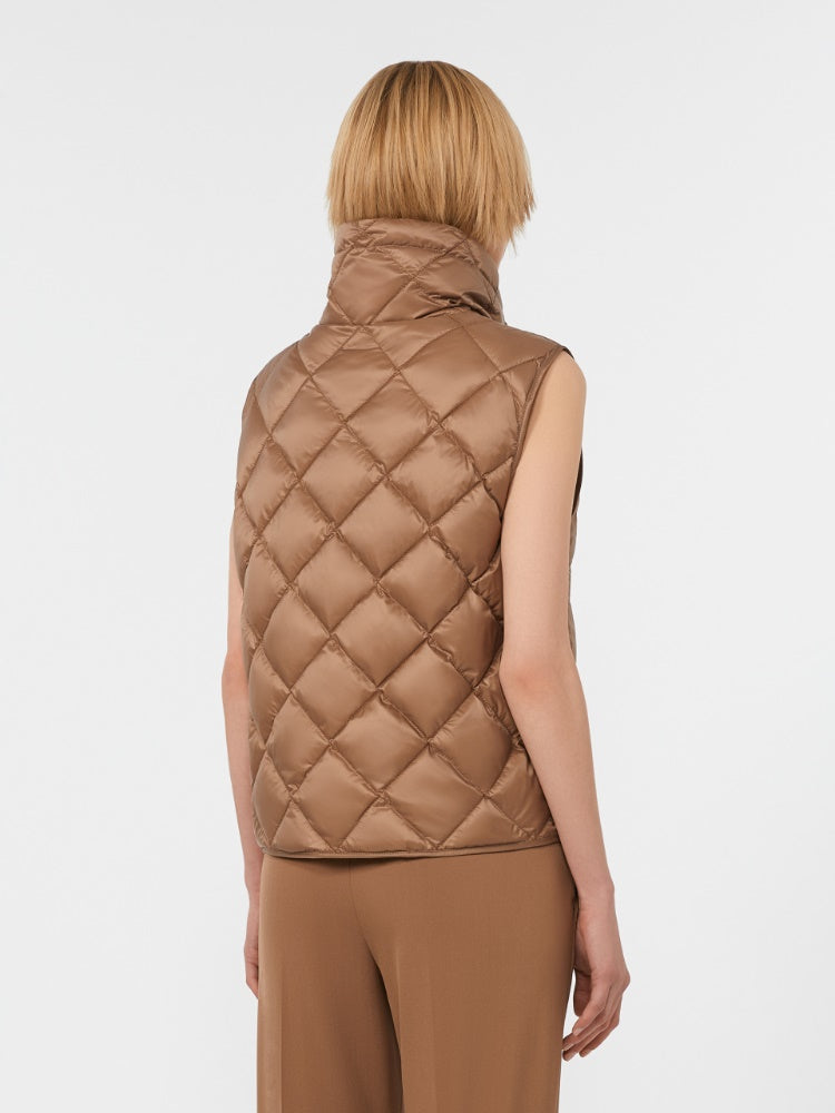 GILET IMBOTTITO
Tessuto 100% Poliammide
Fodera 100% Poliammide
- Decorazioni escluse
Con Imbottitura piumino vergine oca Anser anser
Busta di custodia 100% Poliammide DONNA MAXMARA THE CUBE TREGIC085