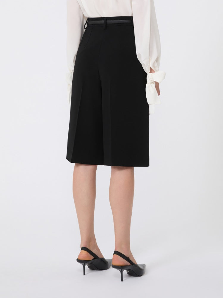 PANTALONE CORTO
Tessuto 71% Triacetato, 29% Poliestere
Con cintura in Poliestere con spalmatura in poliuretano DONNA MAXMARA STUDIO BOERO001