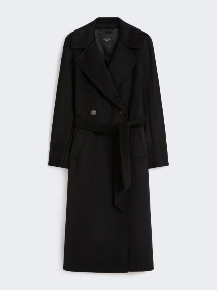 CAPPOTTO
Tessuto 100% Lana vergine Ovis aries aries
Fodera 50% Acetato, 50% Viscosa DONNA WEEKEND MaxMara RESINA013
