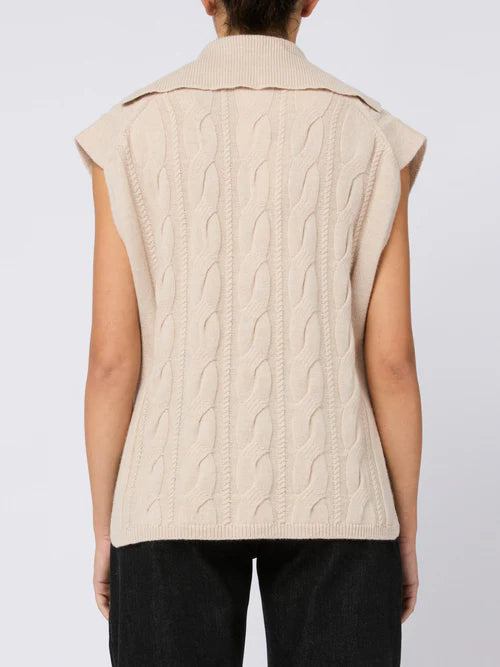 GILET IN MAGLIA
Filato in maglia 80% Lana Ovis aries aries, 20% Cashmere Capra hircus hircus Cina DONNA MAXMARA STUDIO TIRSI002