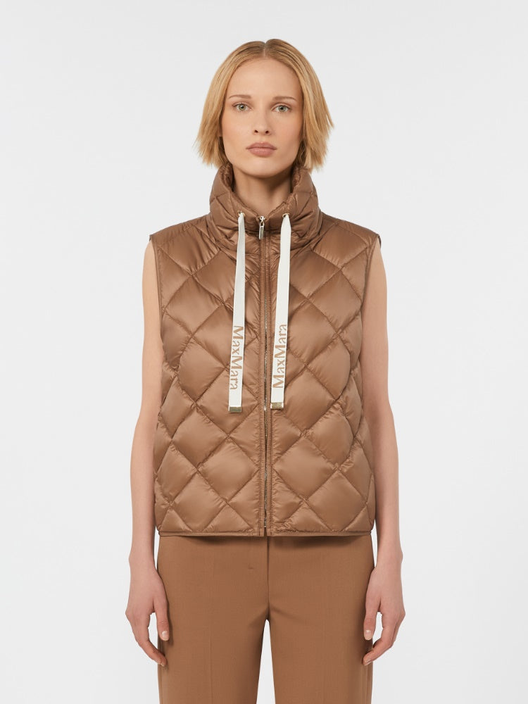 GILET IMBOTTITO
Tessuto 100% Poliammide
Fodera 100% Poliammide
- Decorazioni escluse
Con Imbottitura piumino vergine oca Anser anser
Busta di custodia 100% Poliammide DONNA MAXMARA THE CUBE TREGIC085