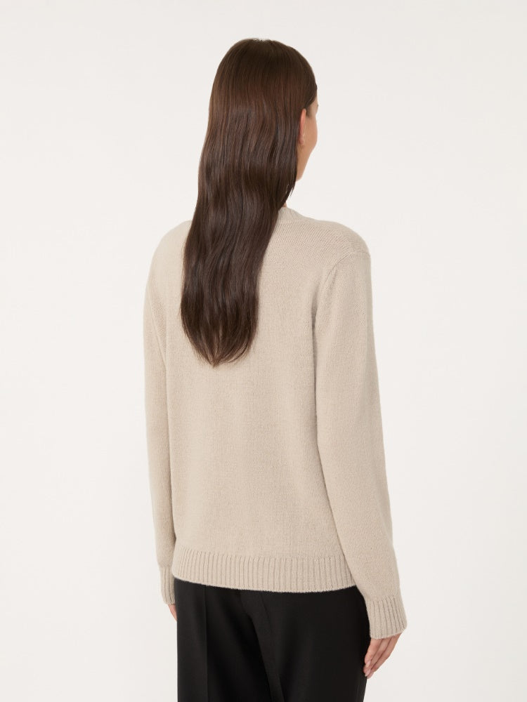 MAGLIA
Filato in maglia 45% Acrilica, 40% Alpaca Vicugna pacos Peru', 15% Lana Ovis aries aries DONNA WEEKEND MaxMara NITRA001