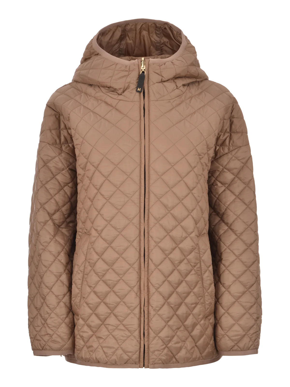 IMBOTTITO CORTO
Tessuto 100% Poliestere
Con imbottitura in 48% Cammello Camelus dromedarius  Mongolia, 48% Poliestere, 04% Seta
Tessuto interno 100% Poliestere
- Decorazioni escluse DONNA MAXMARA THE CUBE LEO023