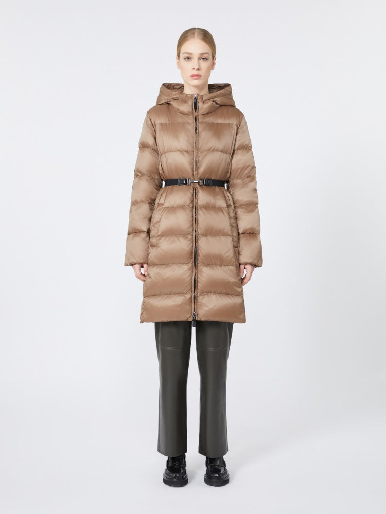 IMBOTTITO LUNGO
Tessuto 100% Poliestere
Fodera 100% Poliestere
Con Imbottitura piumino vergine oca Anser anser
Con cintura in 80% Poliestere, 20% Gomma , pelle di Bovino Bos taurus DONNA MAXMARA THE CUBE SEIPAR072