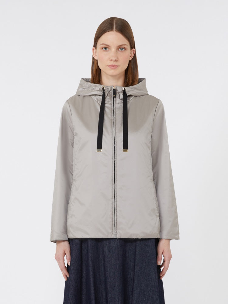 IMBOTTITO CORTO
Tessuto 100% Poliestere
Fodera 100% Poliestere
Con imbottitura in 48% Poliestere, 48% Cammello Camelus dromedarius  Mongolia, 04% Seta
- Decorazioni escluse DONNA MAXMARA THE CUBE GREENH067