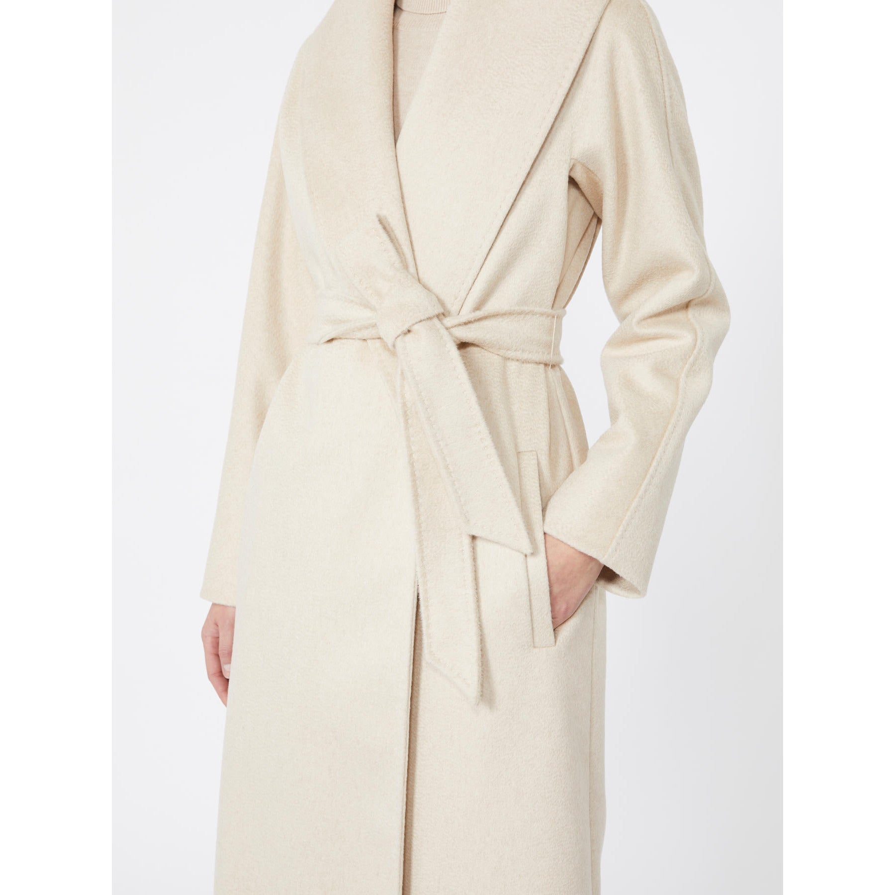 CAPPOTTO
Tessuto 40% Cashmere Capra hircus hircus Cina, 30% Alpaca Vicugna pacos Peru', 30% Lana vergine Ovis aries aries
Fodera 100% Viscosa DONNA MAXMARA STUDIO SPIGA028