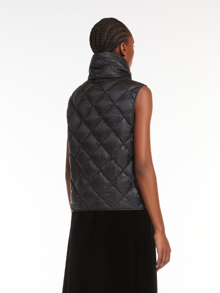 GILET IMBOTTITO
Tessuto 100% Poliammide
Fodera 100% Poliammide
- Decorazioni escluse
Con Imbottitura piumino vergine oca Anser anser
Busta di custodia 100% Poliammide DONNA MAXMARA THE CUBE TREGIC002