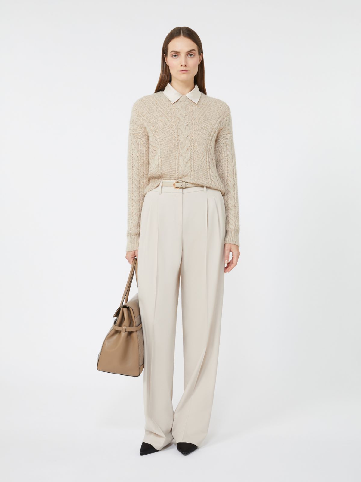 MAGLIA
Filato in maglia 50% Lana Ovis aries aries, 38% Poliestere, 12% Cashmere Capra hircus hircus Cina
- Decorazioni escluse DONNA MAXMARA STUDIO ELLADE001