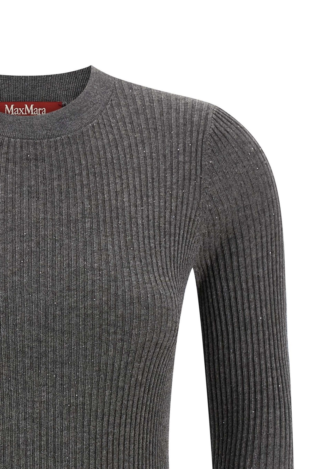 MAGLIA
Filato in maglia 55% Seta, 45% Lana Ovis aries aries
Bordi 43% Seta, 36% Lana Ovis aries aries, 19% Poliammide, 02% Elastan
- Decorazioni escluse DONNA MAXMARA STUDIO MARABU003