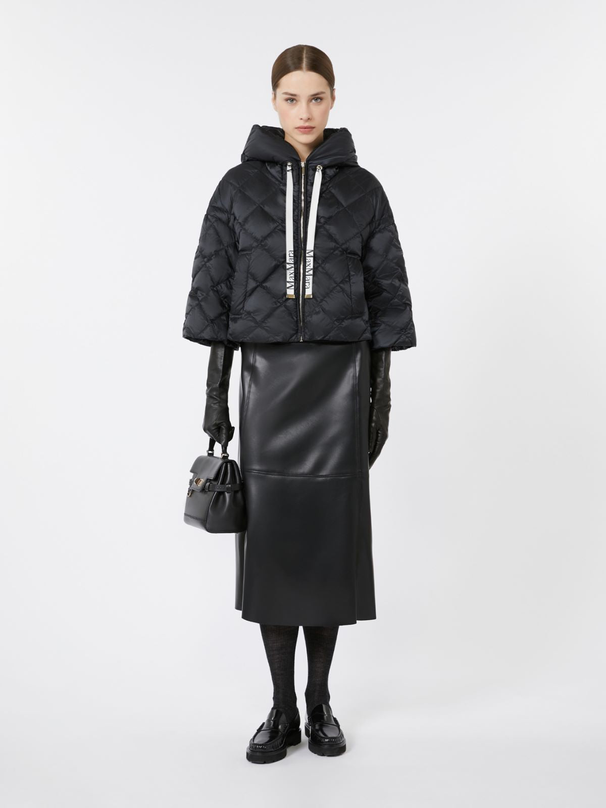 IMBOTTITO CORTO
Tessuto 100% Poliammide
Fodera 100% Poliammide
Con Imbottitura piumino vergine oca Anser anser
- Decorazioni escluse DONNA MAXMARA THE CUBE SISOFT002