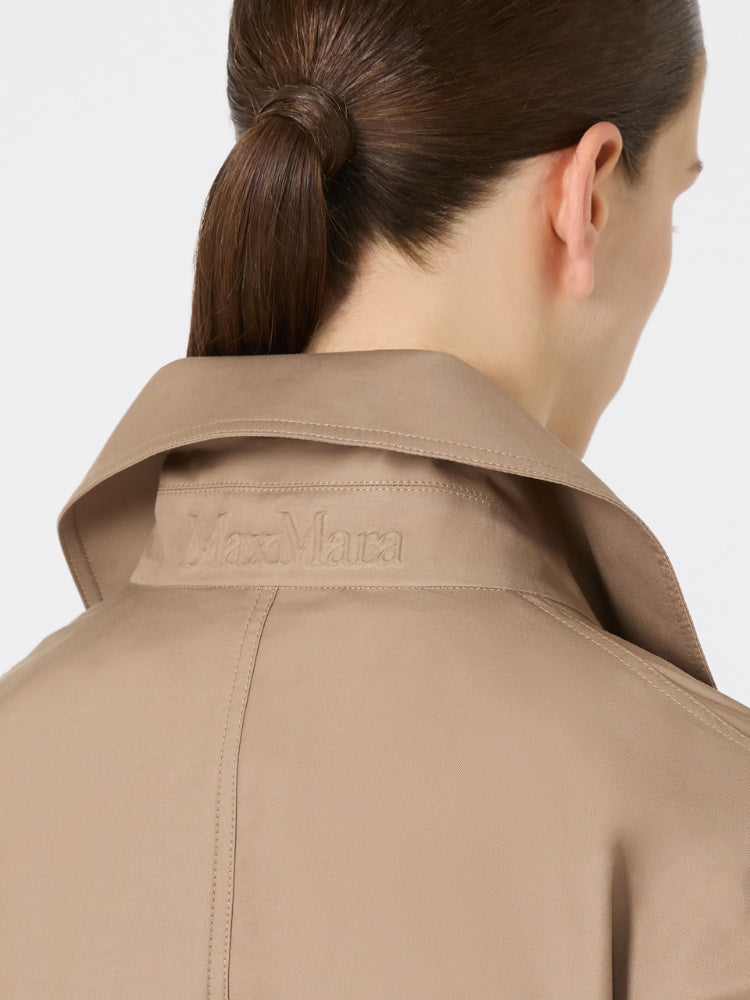 IMPERMEABILE
Tessuto 69% Cotone, 31% Poliestere
Fodera 100% Poliestere DONNA MAXMARA THE CUBE FIORITO001