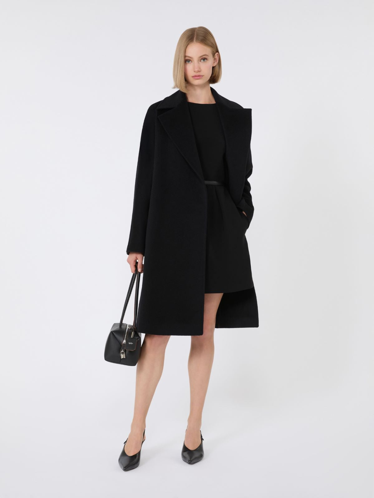 CAPPOTTO
Tessuto 100% Lana vergine Ovis aries aries
Fodera 100% Viscosa DONNA MAXMARA STUDIO DRAVENNA013