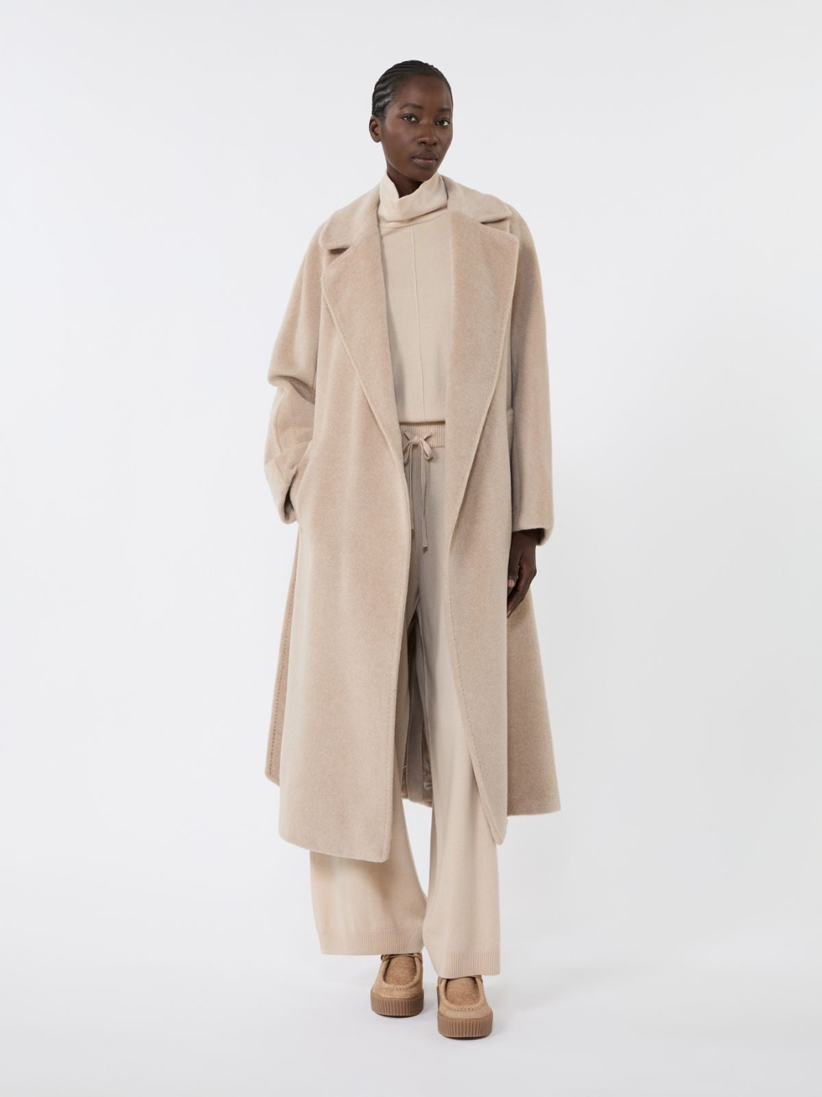 CAPPOTTO
Tessuto 48% Lana Ovis aries aries, 22% Alpaca Vicugna pacos Peru', 15% Poliammide, 15% Mohair Capra hircus Sud Africa
Fodera 50% Acetato, 50% Viscosa DONNA WEEKEND MaxMara TEMPERA004