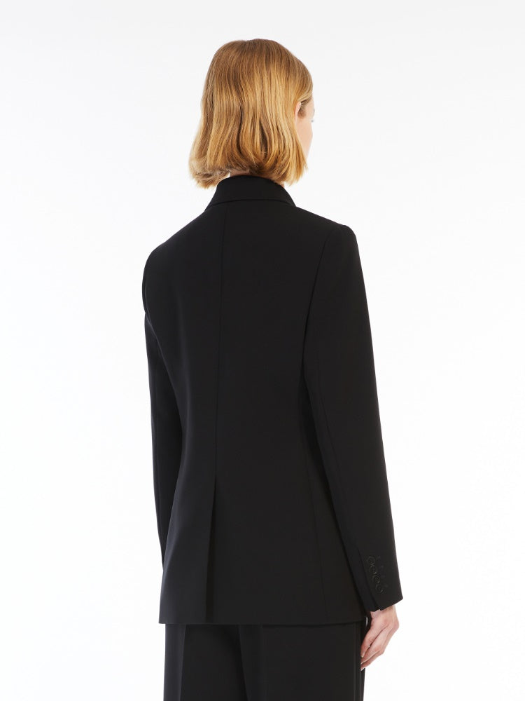 GIACCA
Tessuto 71% Triacetato, 29% Poliestere
Fodera 70% Acetato, 30% Poliestere DONNA MAXMARA STUDIO LINZ001