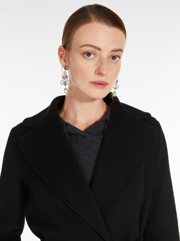 CAPPOTTO
Tessuto 100% Lana vergine Ovis aries aries
- Escluso filo di legatura
Fodera 100% Seta DONNA S MAXMARA POLDO013