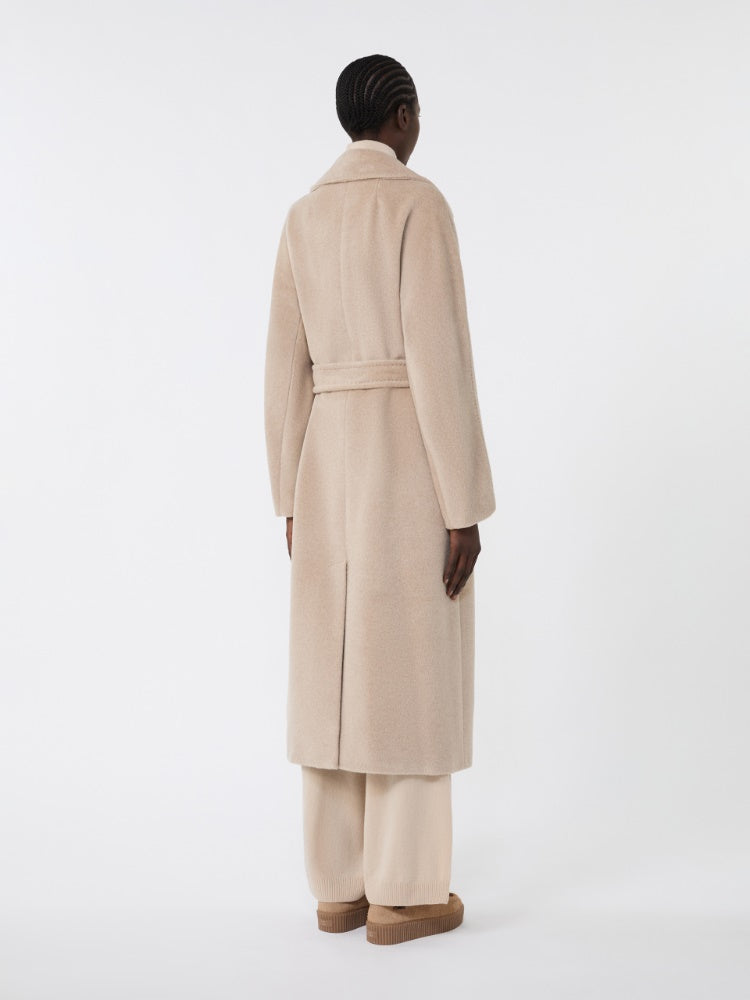 CAPPOTTO
Tessuto 48% Lana Ovis aries aries, 22% Alpaca Vicugna pacos Peru', 15% Poliammide, 15% Mohair Capra hircus Sud Africa
Fodera 50% Acetato, 50% Viscosa DONNA WEEKEND MaxMara TEMPERA004