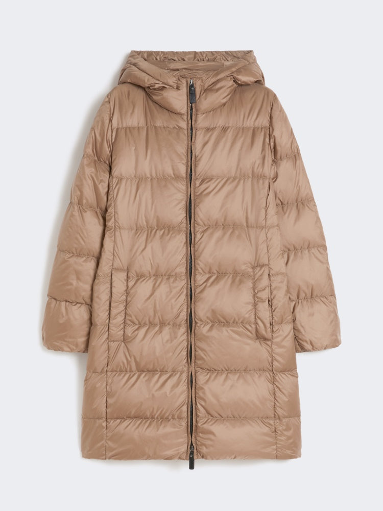 IMBOTTITO LUNGO
Tessuto 100% Poliestere
Fodera 100% Poliestere
Con Imbottitura piumino vergine oca Anser anser
Con cintura in 80% Poliestere, 20% Gomma , pelle di Bovino Bos taurus DONNA MAXMARA THE CUBE SEIPAR072