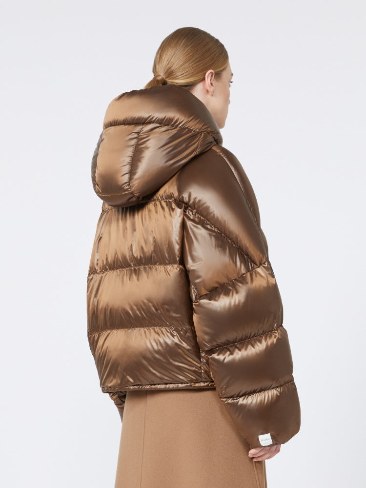 STOLA
Tessuto 100% Poliammide
Fodera 100% Poliammide
Con Imbottitura piumino vergine oca Anser anser
Busta di custodia 100% Poliammide DONNA MAXMARA THE CUBE SPACECI016