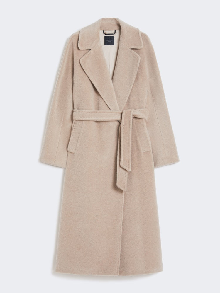 CAPPOTTO
Tessuto 48% Lana Ovis aries aries, 22% Alpaca Vicugna pacos Peru', 15% Poliammide, 15% Mohair Capra hircus Sud Africa
Fodera 50% Acetato, 50% Viscosa DONNA WEEKEND MaxMara TEMPERA004
