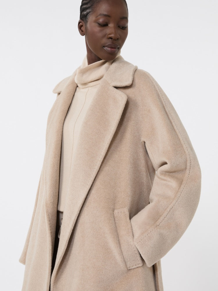 CAPPOTTO
Tessuto 48% Lana Ovis aries aries, 22% Alpaca Vicugna pacos Peru', 15% Poliammide, 15% Mohair Capra hircus Sud Africa
Fodera 50% Acetato, 50% Viscosa DONNA WEEKEND MaxMara TEMPERA004